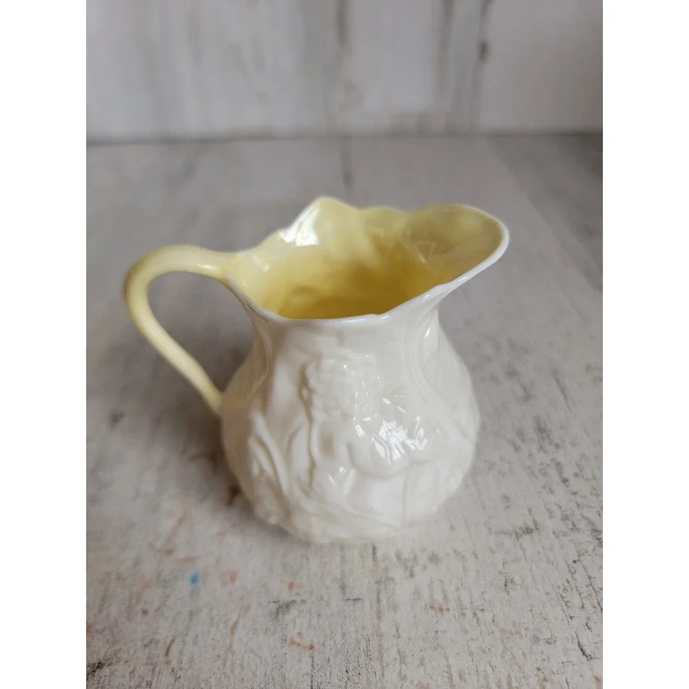 Belleek Ireland‎ mini off-white creamer scalloped luster kitchen home